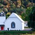 A igreja, lugar de vida A igreja é o povo chamado por Deus das trevas para a luz, da escravidão para a liberdade, do pecado para a santidade, da perdição para a salvação. O homem natural está longe de Deus.